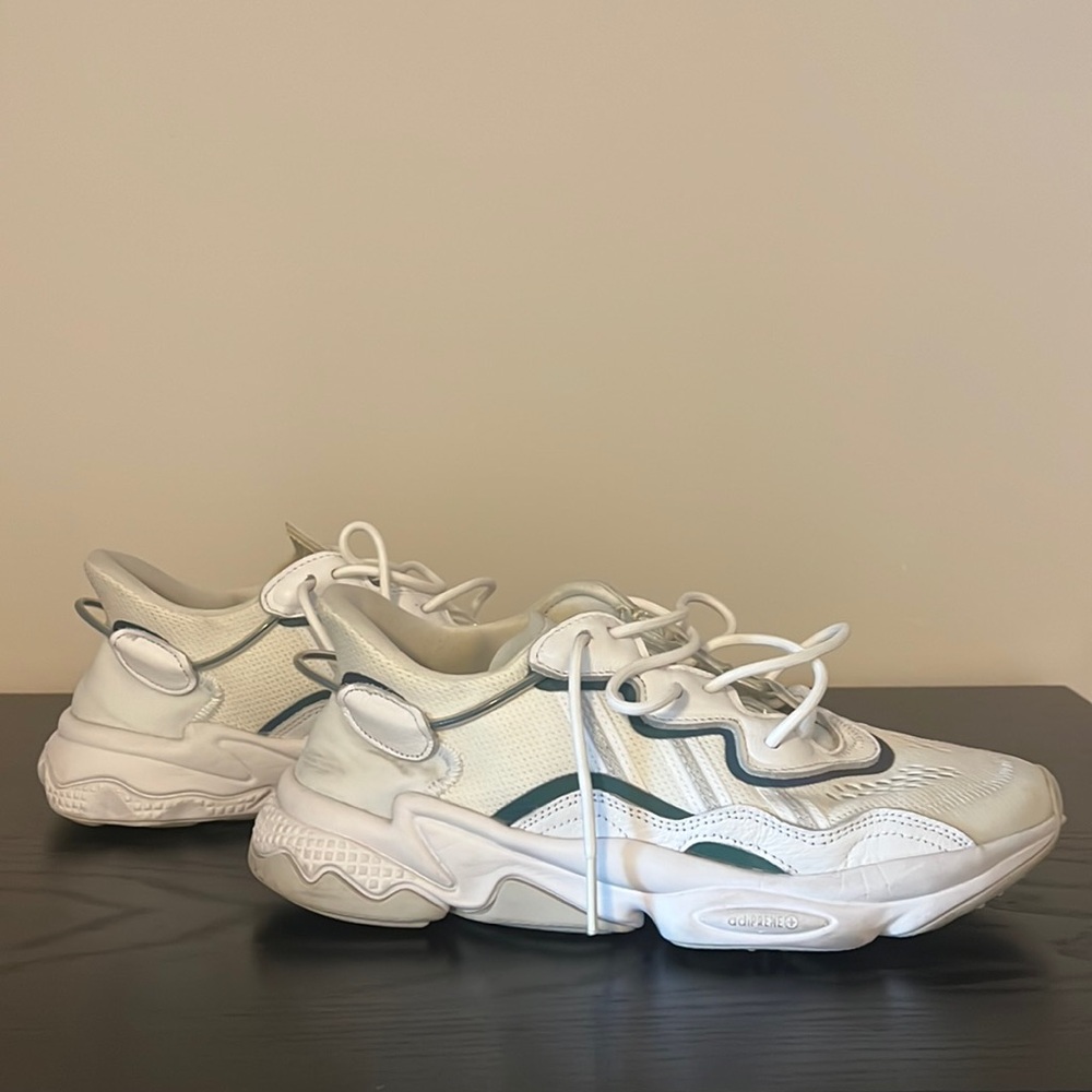 adidas Originals Men's Ozweego Sneaker size 10